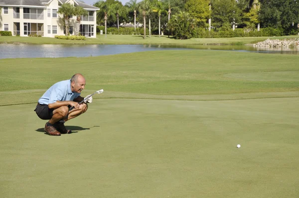 Homme mettant sur un terrain de golf — Photo