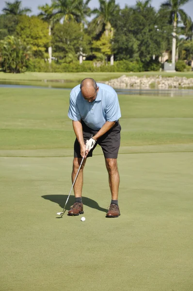 Mann legt sich auf Golfplatz — Stockfoto