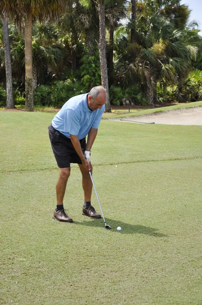 Man putting on a golf course — Stock Photo, Image