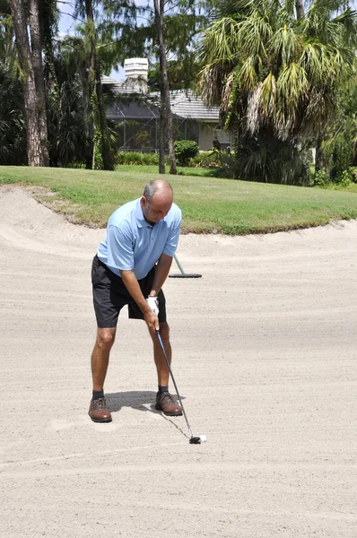 Παίχτης του γκολφ, βάζοντας από μιας παγίδας άμμου — Φωτογραφία Αρχείου
