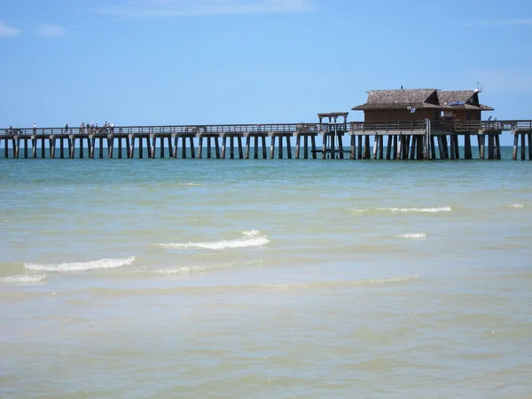 Muelle de madera por playa en Nápoles Florida —  Fotos de Stock