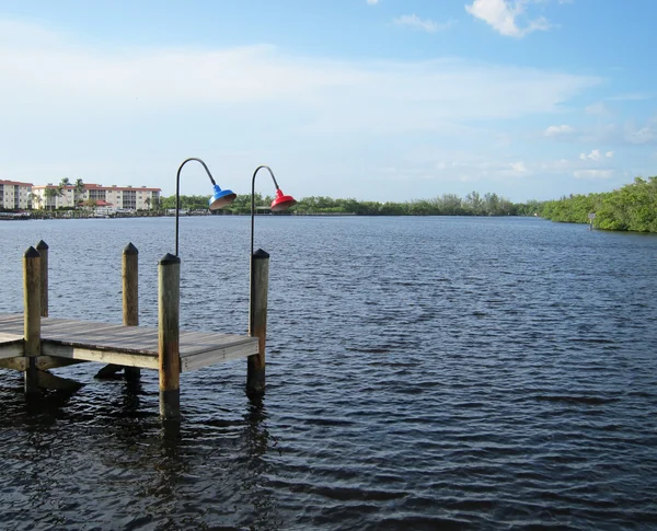 Régi, fából készült hajó dokk mellett egy belépő Nápoly Florida — Stock Fotó