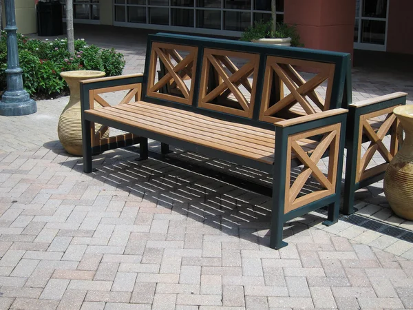 Dřevěná venkovní lavička s barevným vnitřkem — Stock fotografie