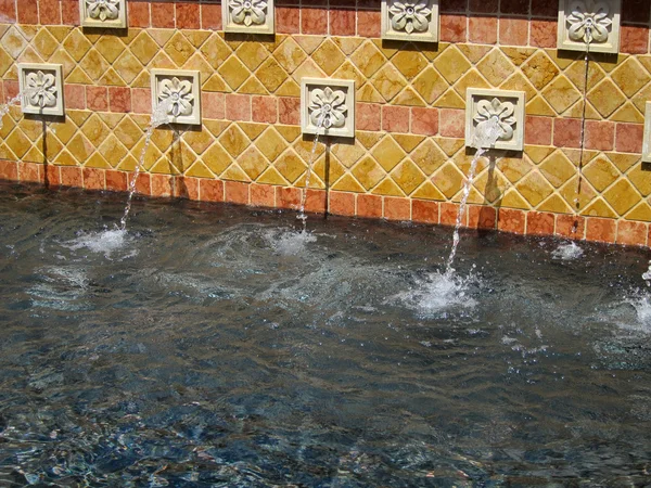 Tiled fonte de água ao ar livre — Fotografia de Stock