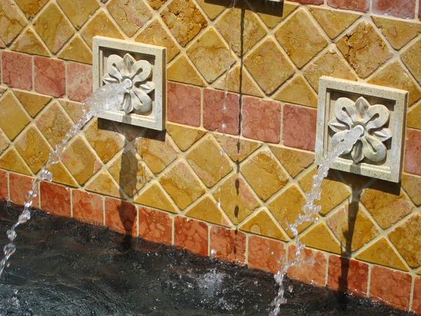 Tiled fonte de água ao ar livre — Fotografia de Stock