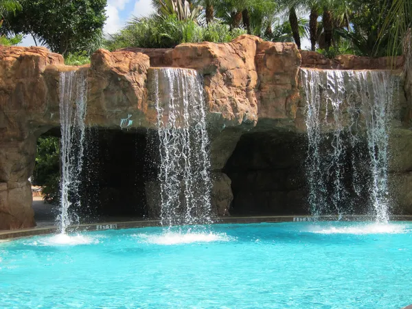 Watervallen door inground zwembad — Stockfoto