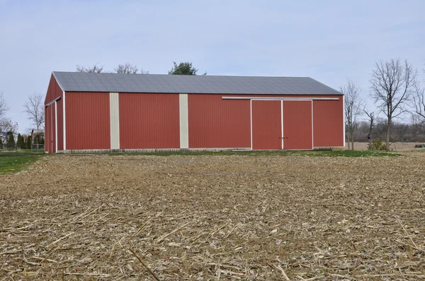 Moderní červená stodola — Stock fotografie