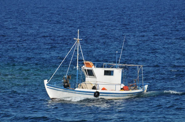 Рибальський човен у морі — стокове фото