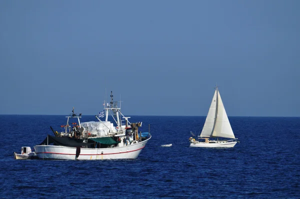 Barcos de pesca no mar — Fotografia de Stock