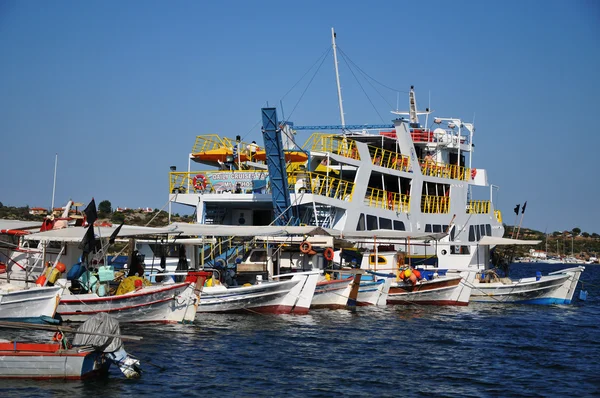Yachten und Segelboote im Hafen — Stockfoto