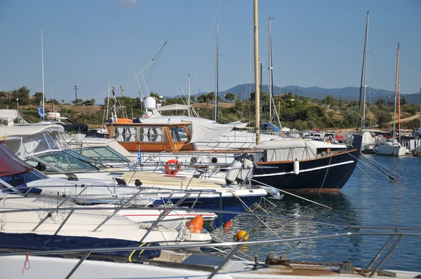 Jachty a plachetnice v přístavu — Stock fotografie