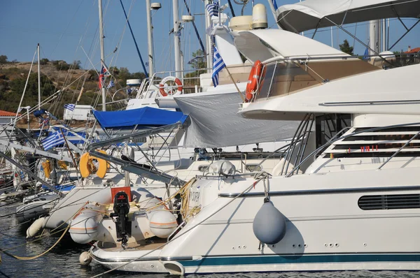 Jachtok és a vitorlások a kikötő — Stock Fotó