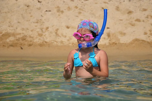 Κορίτσι με μια μάσκα για την κατάδυση σκαφάνδρων — Φωτογραφία Αρχείου