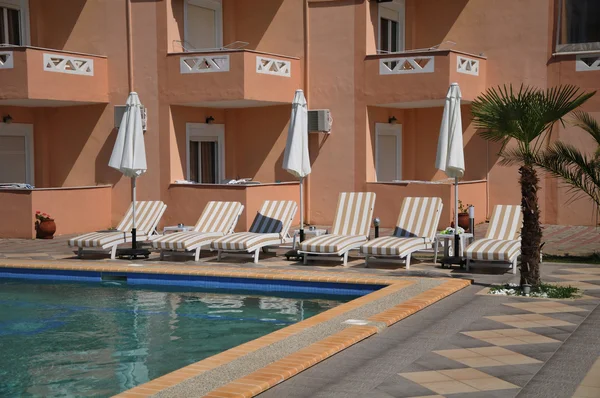 Hotel met zwembad — Stockfoto