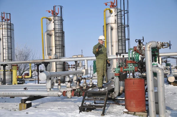 Operátor v kolekci ropy a zemního plynu — Stock fotografie