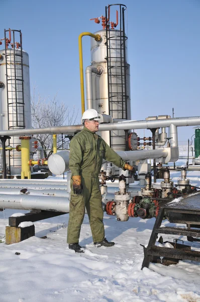 Оператор по сбору нефти и газа — стоковое фото