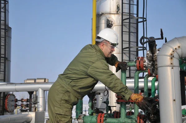 Operador na recolha de petróleo e gás — Fotografia de Stock
