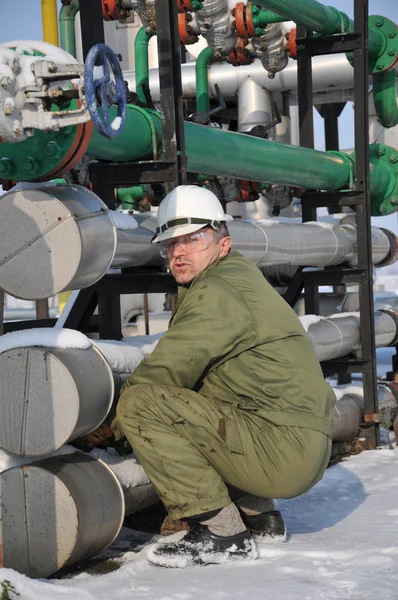 Operador en la recolección de petróleo y gas — Foto de Stock