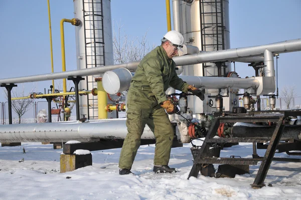 Operador na recolha de petróleo e gás — Fotografia de Stock