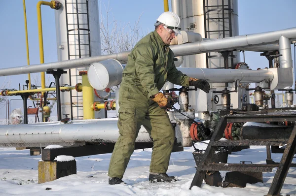 Betreiber in der Öl- und Gassammlung — Stockfoto