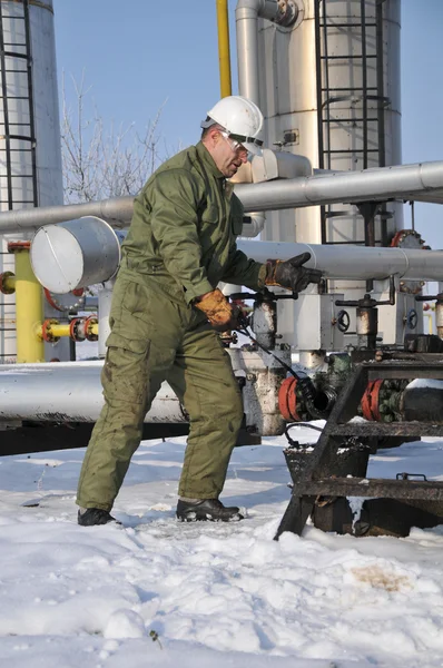 Betreiber in der Öl- und Gassammlung — Stockfoto