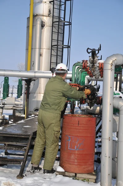 Operador en la recolección de petróleo y gas —  Fotos de Stock