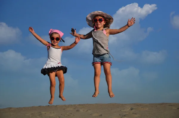 Girls play in the sand — Stock Photo, Image