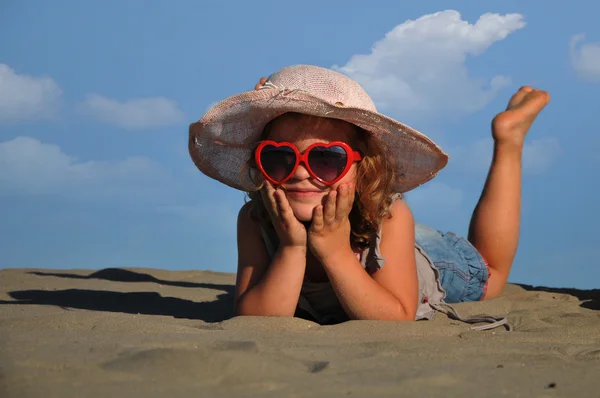 Mooi meisje liggend op het zand — Stockfoto