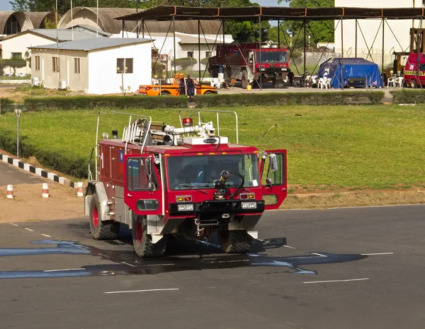 Brandweerwagen op de luchthaven van banjul — Stockfoto