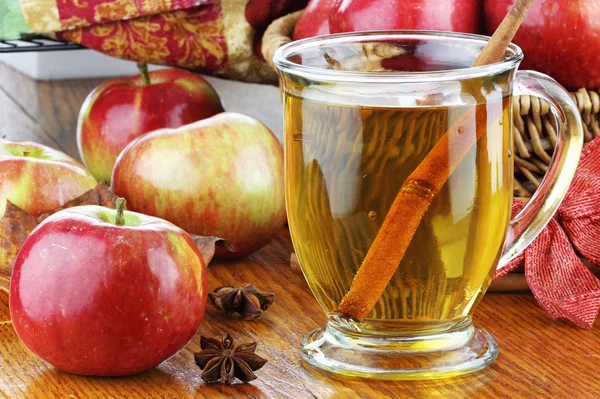 Яблочный сок и яблоки — стоковое фото