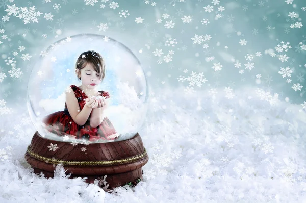 Flicka i snowjordklot — Stockfoto
