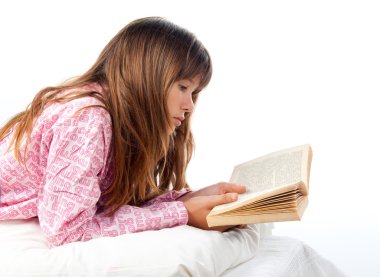 genç kız eski kitap okur