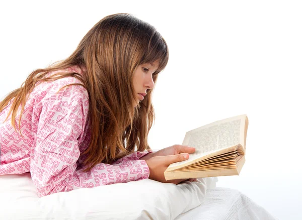 Ragazza adolescente legge il vecchio libro — Foto Stock
