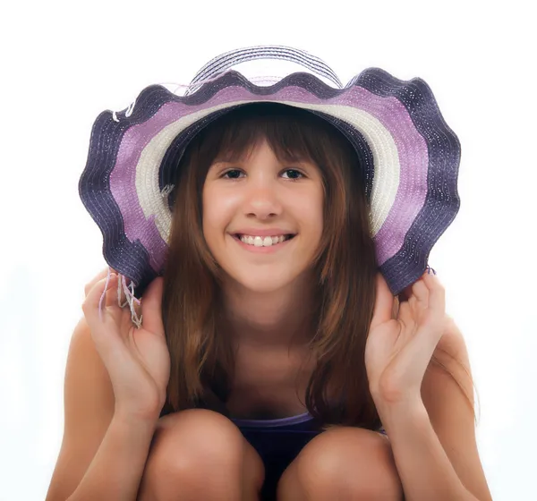 सुंदर किशोर लड़की बैंगनी पोशाक और बैंगनी टोपी में पोस्टिंग . — स्टॉक फ़ोटो, इमेज