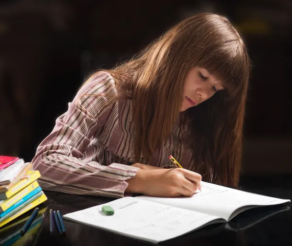 Genç kız ödevini yapıyor. — Stok fotoğraf
