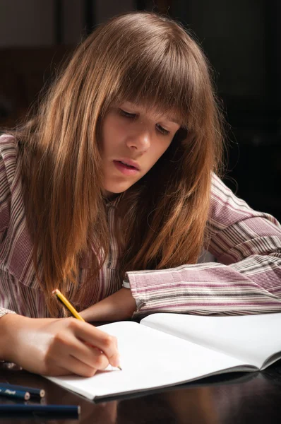Adolescente chica haciendo su tarea . — Foto de Stock