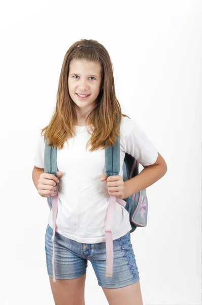 Okul çantası sırtında ile genç gülümseyen kız. — Stok fotoğraf