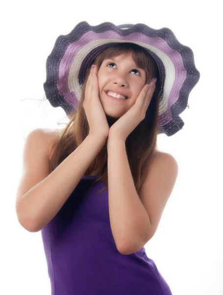 Krásná dospívající dívka pózuje v purpurové šaty a fialový klobouk. — Stock fotografie