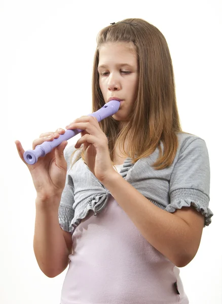 Mädchen spielt Flöte isoliert auf weißem Hintergrund. — Stockfoto