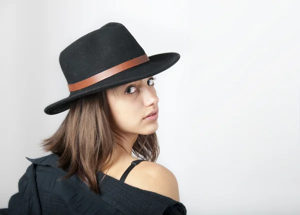 Retrato da bela menina adolescente vestindo chapéu de cowboy preto e olhando — Fotografia de Stock