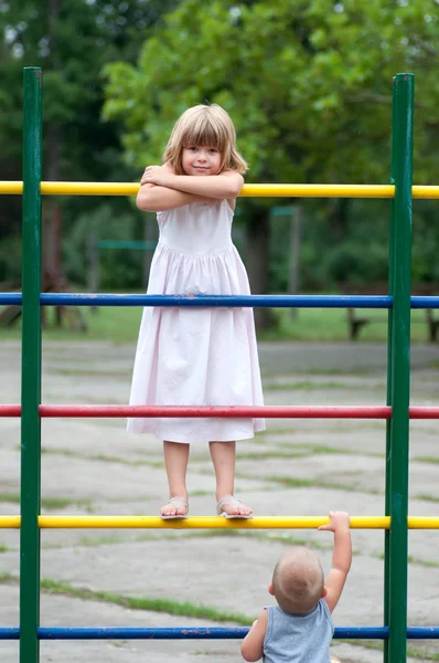Irmão e irmã brincando no playground . — Fotografia de Stock