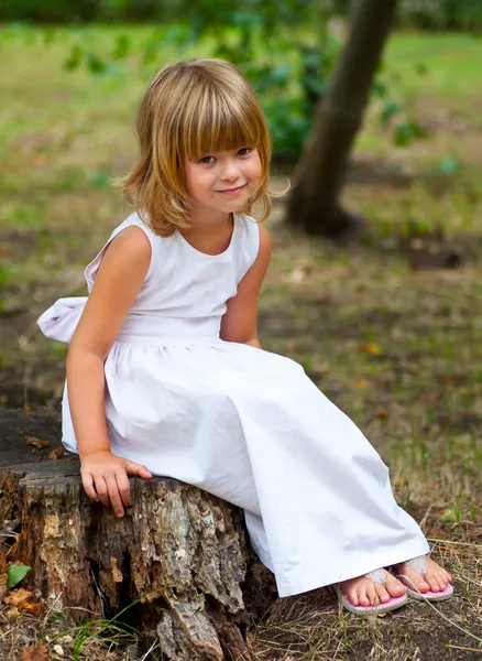 Όμορφο μικρό κορίτσι χαμόγελα, ενώ θέτουν εκτός — Φωτογραφία Αρχείου