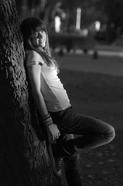 屋外ポーズをしながら笑顔の美しい若い女性. — ストック写真