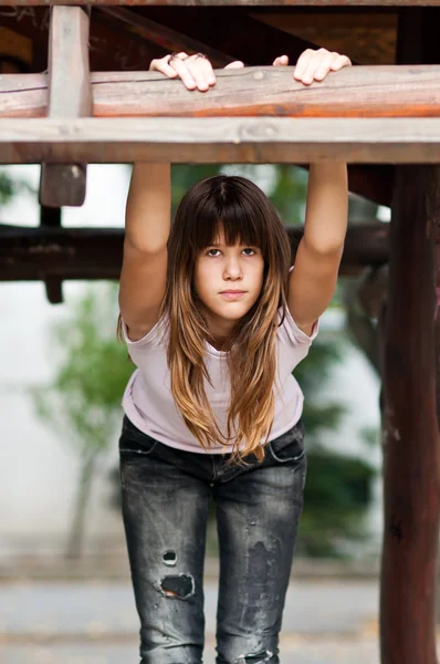 Ganska tonårig flicka i trendiga jeans och t-shirt — Stockfoto