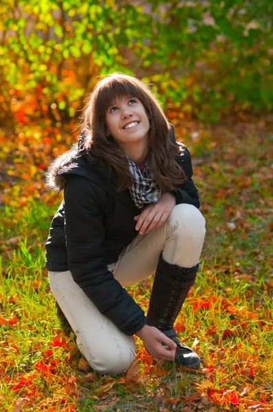 Menina adolescente bonita gosta de cores de outono na floresta . — Fotografia de Stock