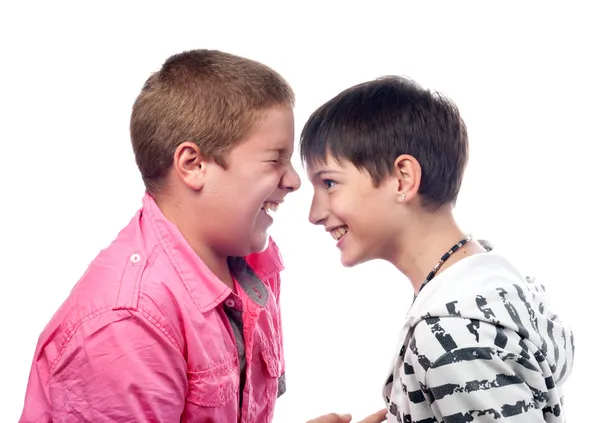 Двоє хлопчиків-підлітків сміються як божевільні . — стокове фото