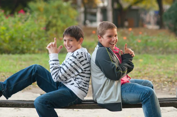 Δύο έφηβα αγόρια διασκεδάζοντας στο πάρκο — Φωτογραφία Αρχείου