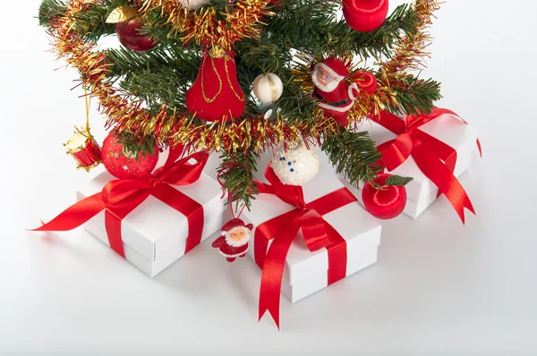 Διακοσμημένο χριστουγεννιάτικο δέντρο και δώρα κάτω από το — Φωτογραφία Αρχείου