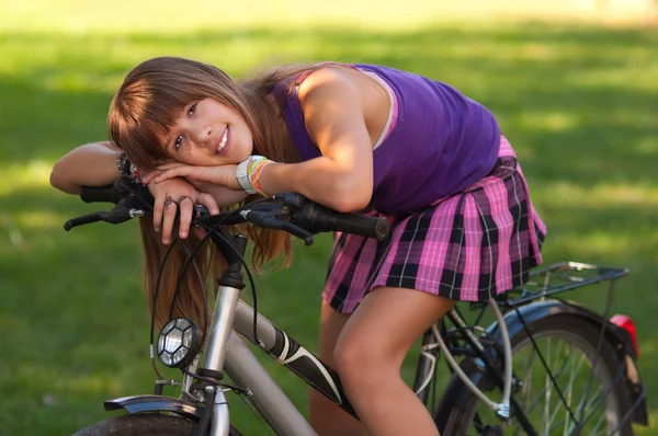 Όμορφη έφηβη που στηρίζεται πάνω στο ποδήλατο — Φωτογραφία Αρχείου