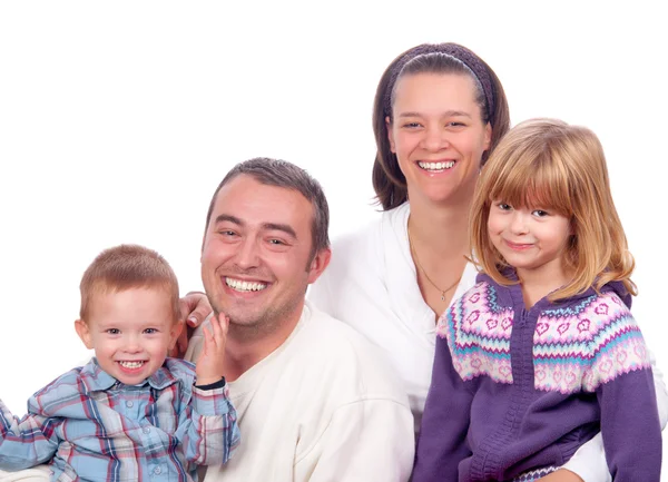 Ευτυχισμένη οικογένεια νέους που απομονώνονται σε λευκό φόντο — Φωτογραφία Αρχείου